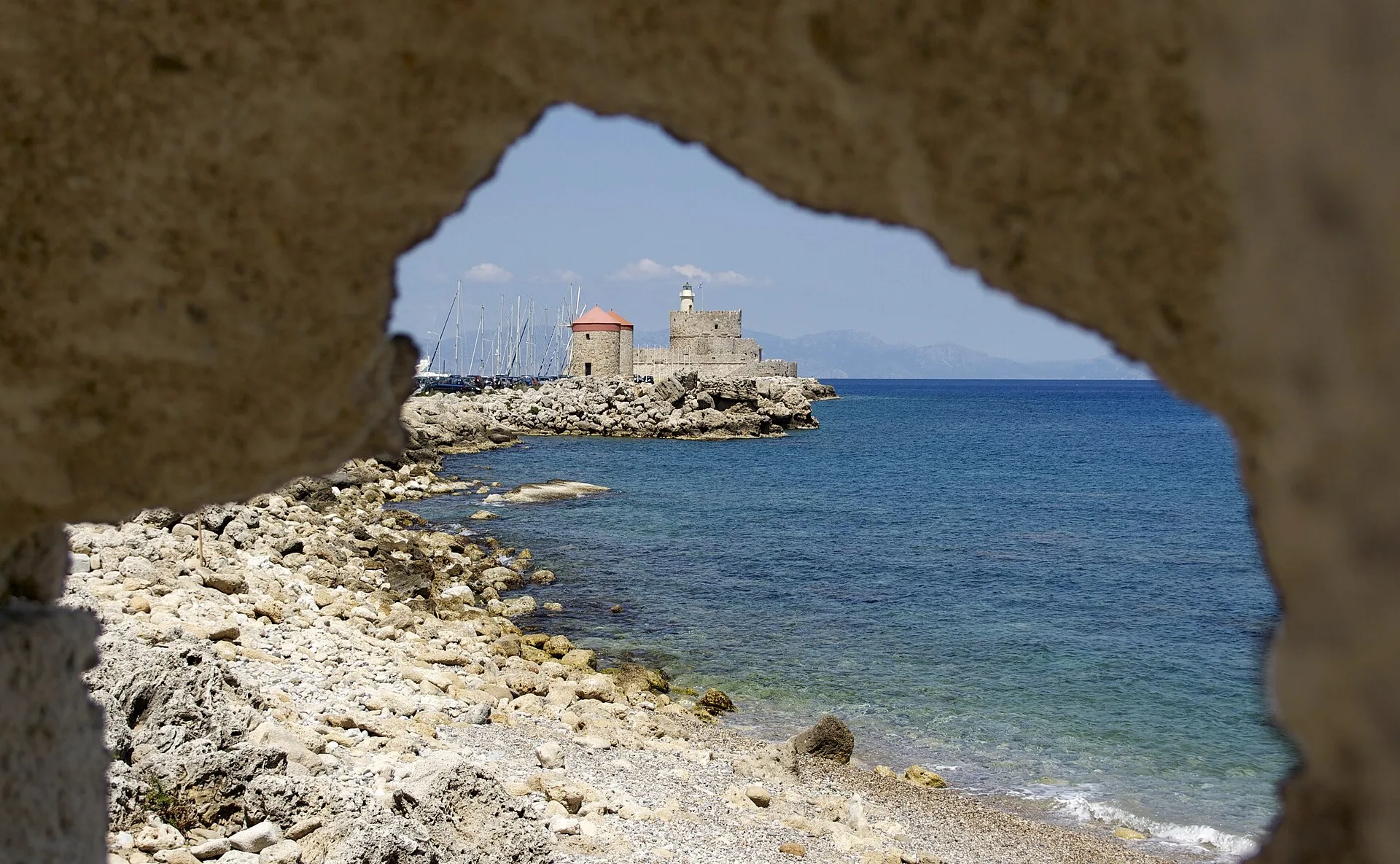 Vue sur le port et la côte de Rhodes depuis la mer