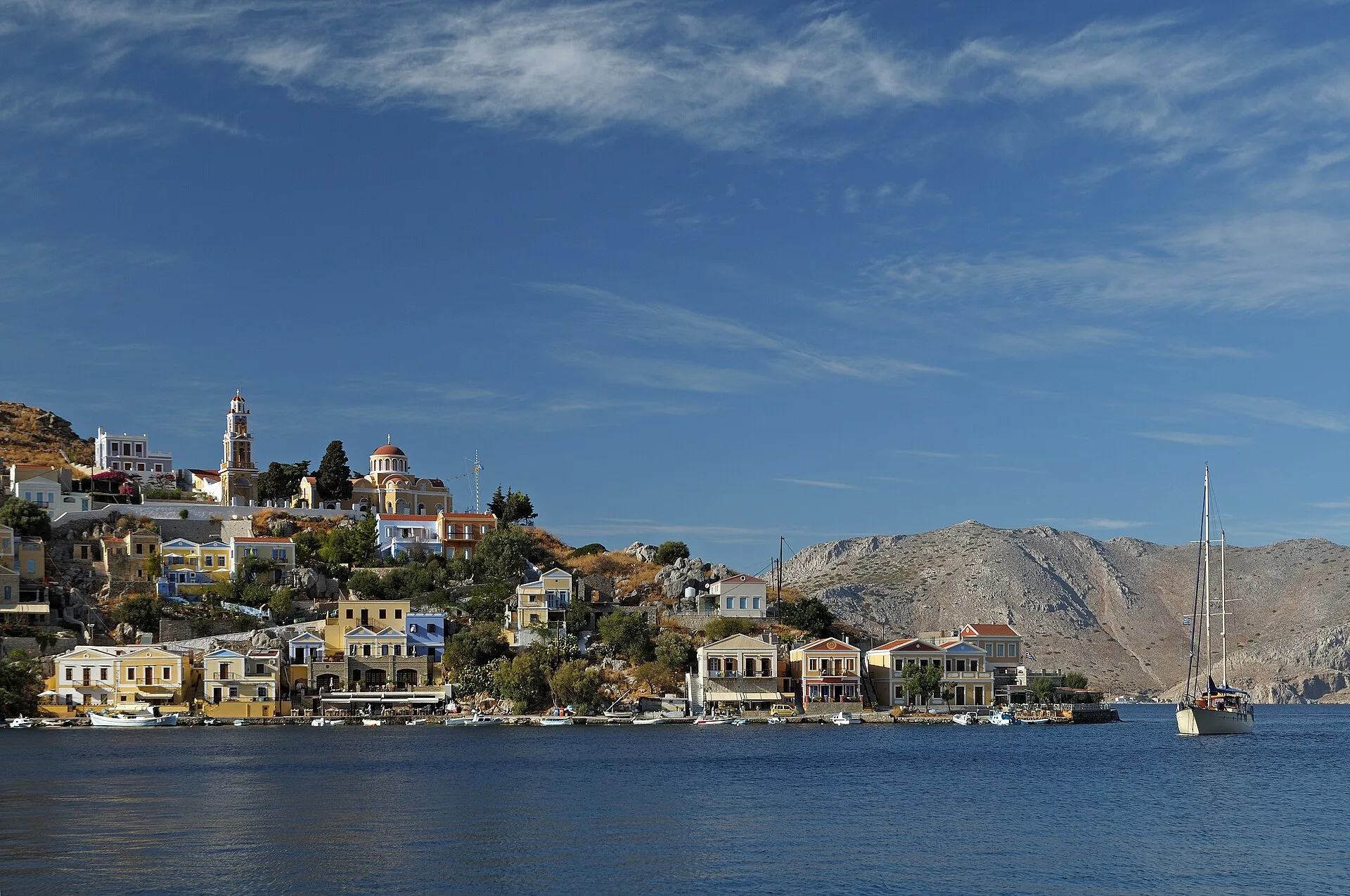 Port de Gialos à Symi et ses maisons néoclassiques colorées