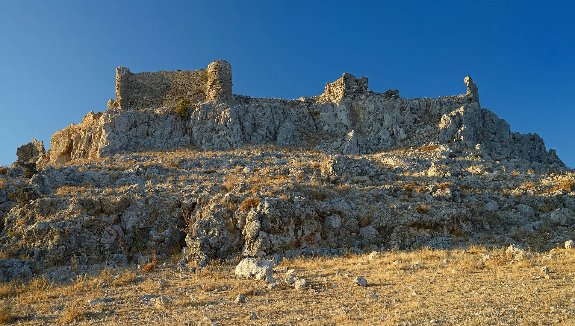 Château de Feraklos dominant la côte est de Rhodes