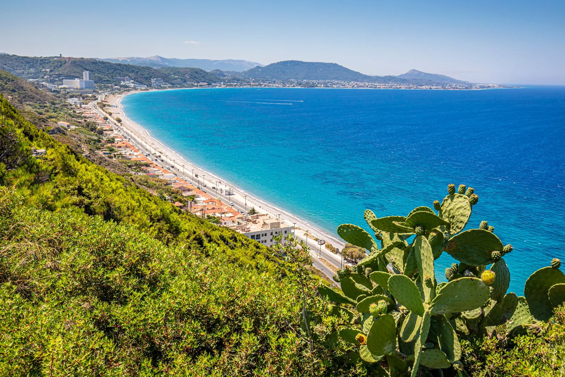Plage de sable et eaux turquoise sur la côte est de Rhodes
